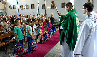 W pierwszą niedzielę po rozpoczęciu nowego roku szkolnego w czasie Mszy św. o 11.00 poświęcone zostały uroczyście tornistry, książki i przybory szkolne.